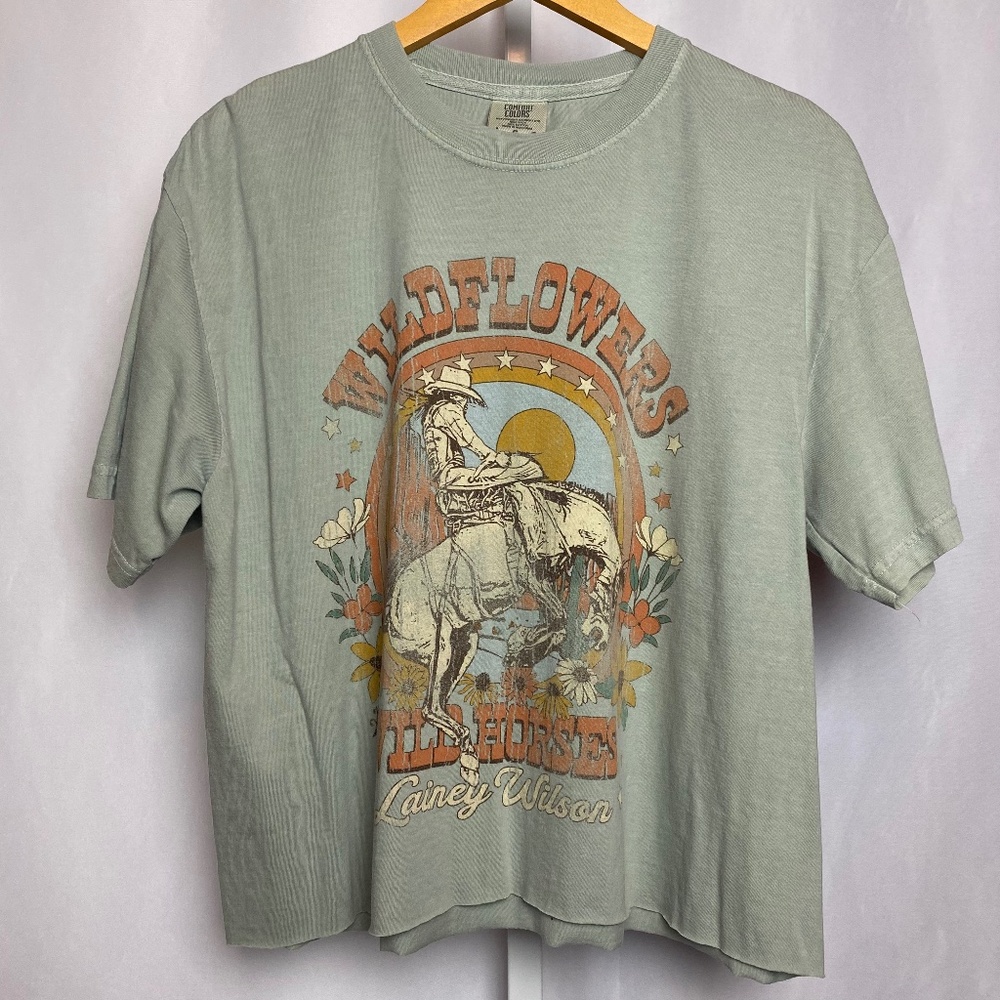 💙$5/Womenʻs Bell Bottom Country by Lainey Wilson Cut Off Tee Large